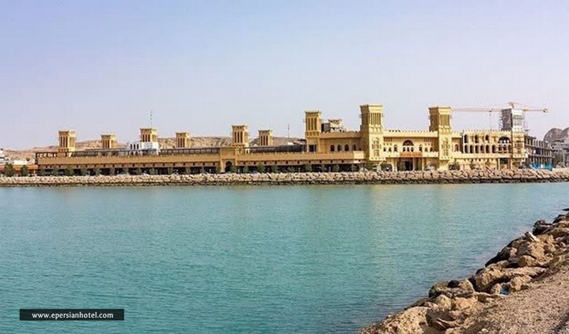 بازار نخل در نزدیکی ساحل قشم